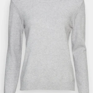 Grå Vila tröja - Säljer denna fina stickade tröjan💕 Väldigt bra skick, bara använd ett fåtal gånger💕