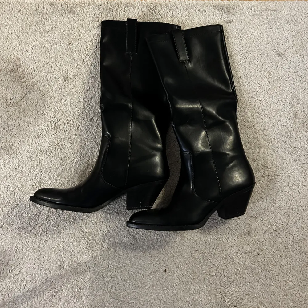 Snygga cowboyboots från Zara, använd ett fåtal gånger. Skor.