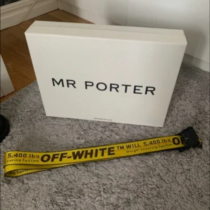 OFF WHITE BÄLTE - Skick 9/10 använd fåtal gånger  Köpt från MR PORTER Original pris 1700kr  Säljs för 800kr Tveka inte med frågor   