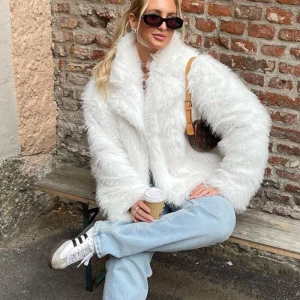 Pälsjacka Ginatricot - Jackan är i storlek XL och är ifrån Ginatricot! Säljer då den tyvärr inte kommit till användning! Slutsåld på hemsidan!🤍🐻‍❄️