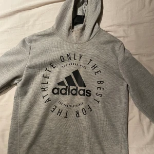 Adidas hoodie - Adidas hoodie i fint skick. Skulle säga att den passar stl S och M. Skriv för mer bilder och om du har några frågor!