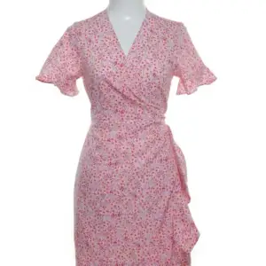 Super sött rosa lila blommig klänning från vero Moda 💜bra skick och så söt men säljer pga storle💕pris kan diskuteras 