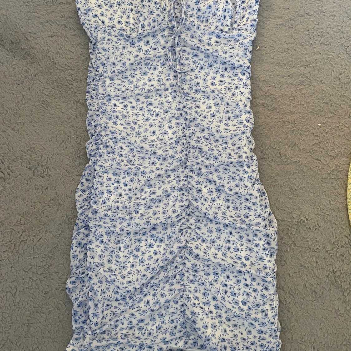 Blå blommig klänning stl S från H&M