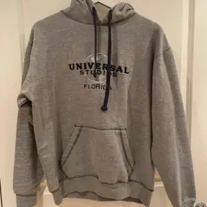 Jätte söt grå hoodie från universal studios