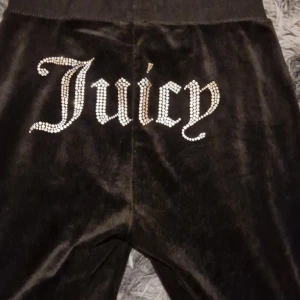 Juicy couture byxor  - Svart juicy couture byxor med diamanter på