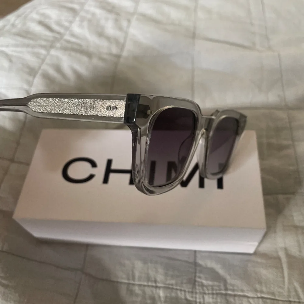 Säljer nu mina CHMI eyewear solglasögon i modell 04 färgen grey. Nypris är 1 350 kr och jag säljer de för 550 kr.. Accessoarer.