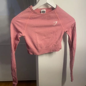 En croppad träningströja från gymshark - Denna har blicit för liten på mig men inte använts så många gånger och är i bra skick