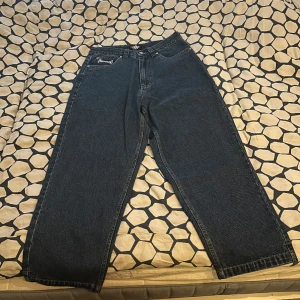 Independent baggy jeans 32 - Baggy indy Jeans i stolek 32 helt nya! inte lika tapered som santa cruz jeansen 