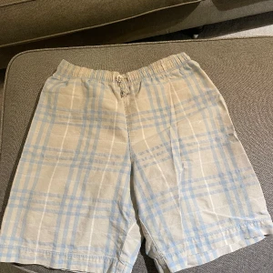 Burberry badshorts - Burberry badshorts i storlek 12 år/152 Bra skick Pris kan diskuteras  Äkta