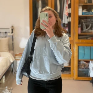 Blå hoodie - Mysig blå hoodie från Monki. Säljer då den inte längre kommer till användning. Den har inga defekter!😊