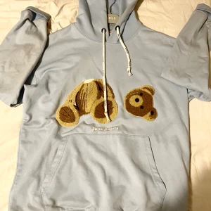 Palm angels hoddie - Populär Palm angels hoddie med teddybear och liten text under.