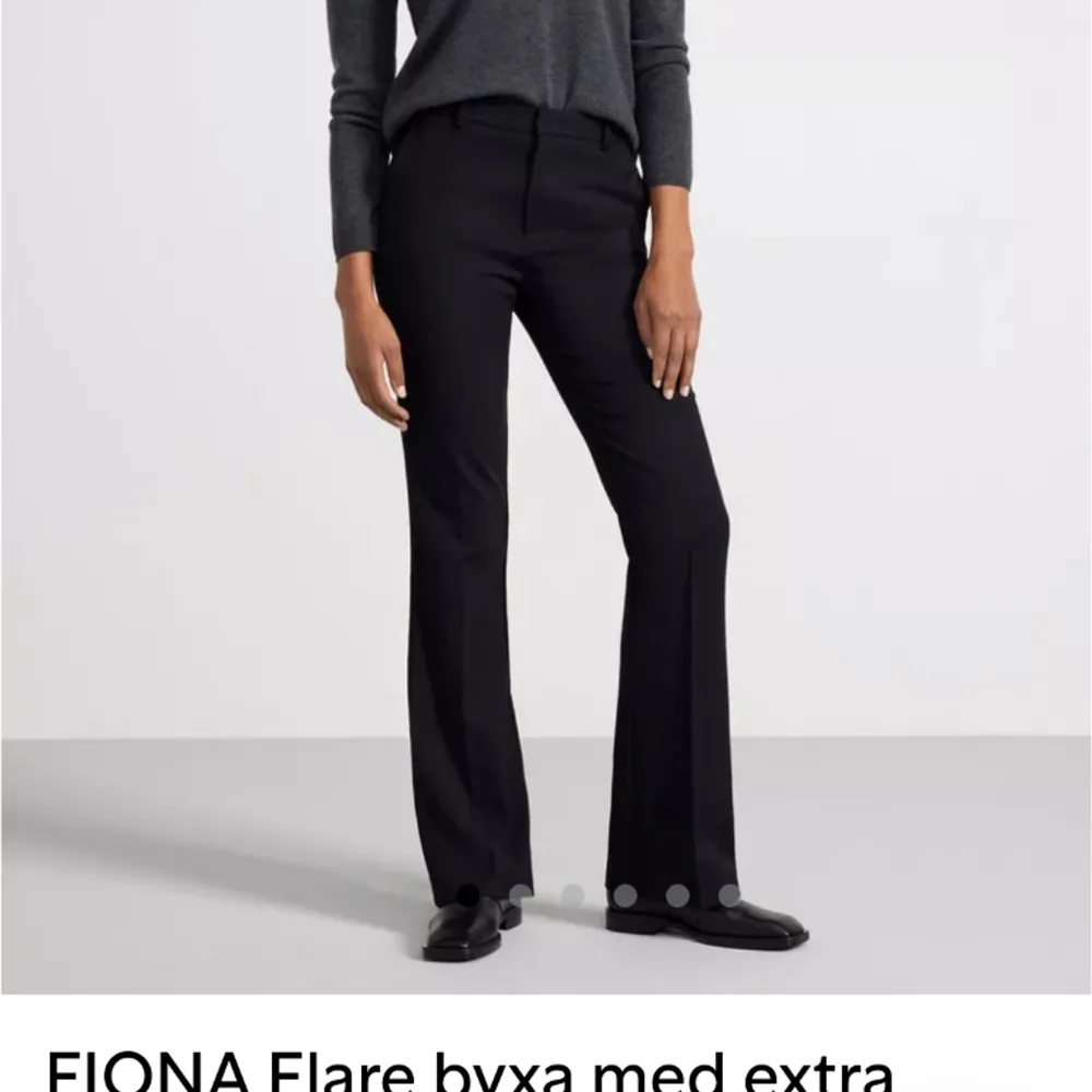 Så fina kostymbyxor från Lindex i bra skick! Passar perfekt i längden på mig som är 172! Samma byxor som på första bilden fast i en brun färg❤️nypris 600, säljer för 150!. Jeans & Byxor.