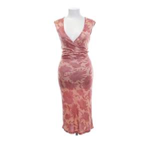 Säljer denna fantastiska klänning från 3 Suisess! Storlek 38 💞