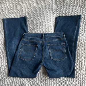 Utsvängda jeans Midja 37 cm, längd 97cm!💞 Bra skick