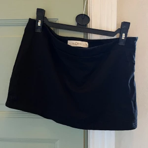 Minikjol från Alobha - Svart minikjol från märket Alobha, strl S. Aldrig använt. 300kr