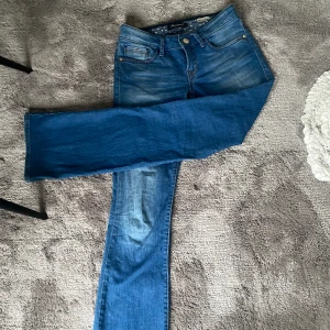 Lågmidjade jeans - Oanvända då de var för små! Nyskick, lågmidjade jeans från Mavi. Köparen står för eventuell frakt💕