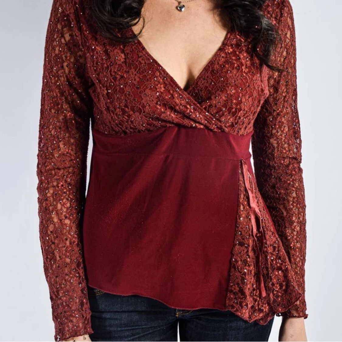 Röd blus/långärmad topp med spets  - 90