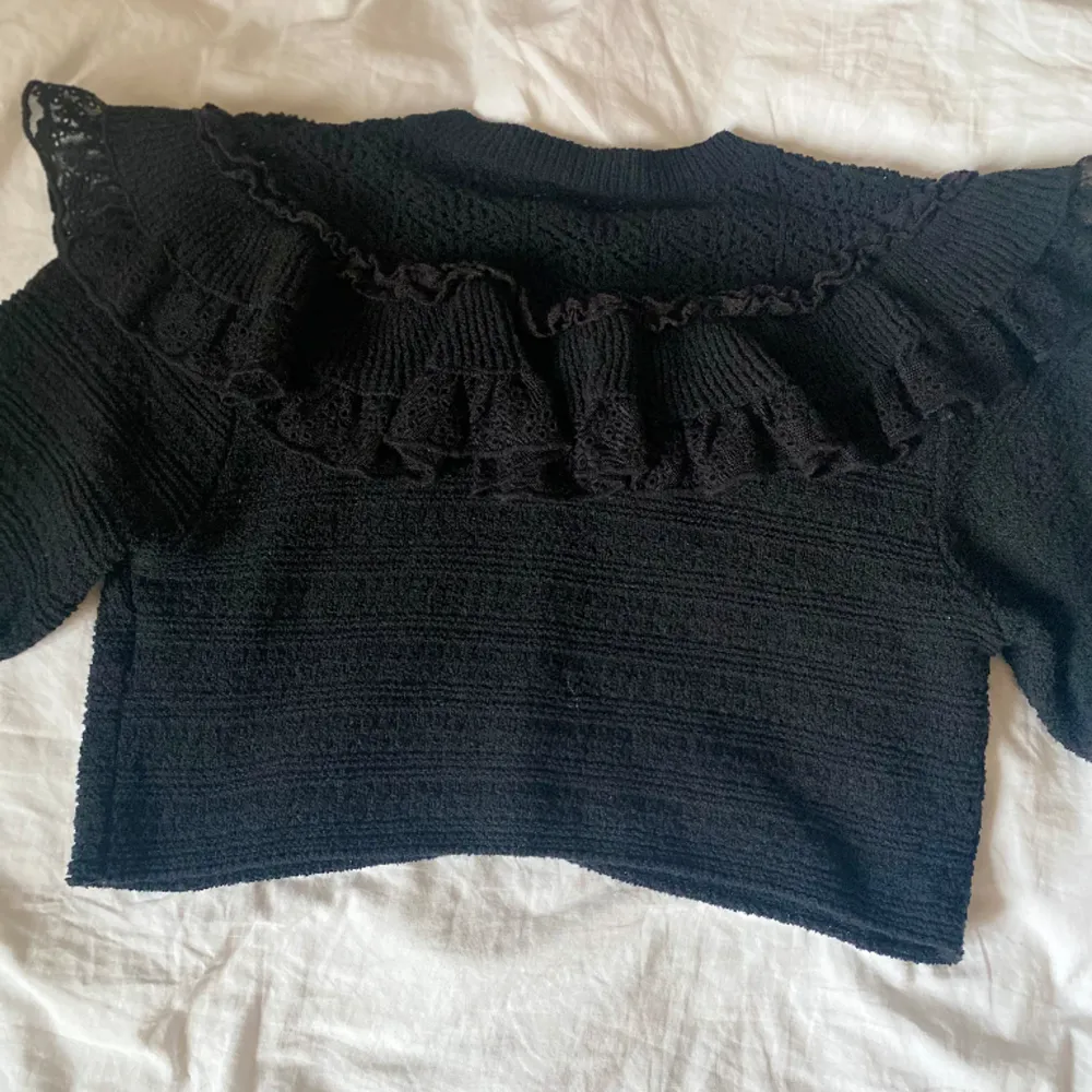 En svart tröja från Zara i⭐️ storlek S/xs som har aldrig varit andvänd och är i väldigt bra skick ❤️ tröja sitter väldigt bra men säljer den för att det är inte riktigt min stil❤️original pris 350 säljer för 200kr för har aldrig varit andvänd ⭐️. Tröjor & Koftor.