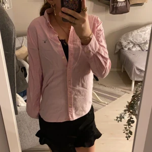 Gant skjorta - Storlek 170 super gullig och fin men inte min färg så säljer nu den är i super skick så hör av dig om du är intresserad 💗