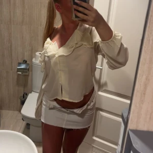 Snygg vitt blus - en snygg vit blus, som är använd en gång, jätte snygg för sommaren, fest och allmänt passar till allt, köptes för 1 vecka sen för 399 ny, och i jätte bra skick och är som helt ny, och passar de flesta då den är perfekt i storleken