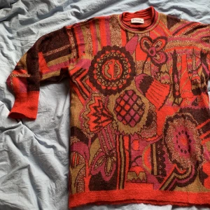 Stickad tröja - Stickad tröja i längre modell. 