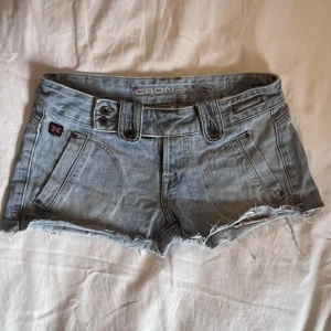 Cron-x jeansshorts - Coola lågmidjade jeansshorts från cron-x, midjemått: 39cm, kolla gärna in våra andra annonser!