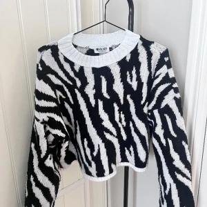 stickad tröja  - Jätte fin zebra träja i superfint skick💕