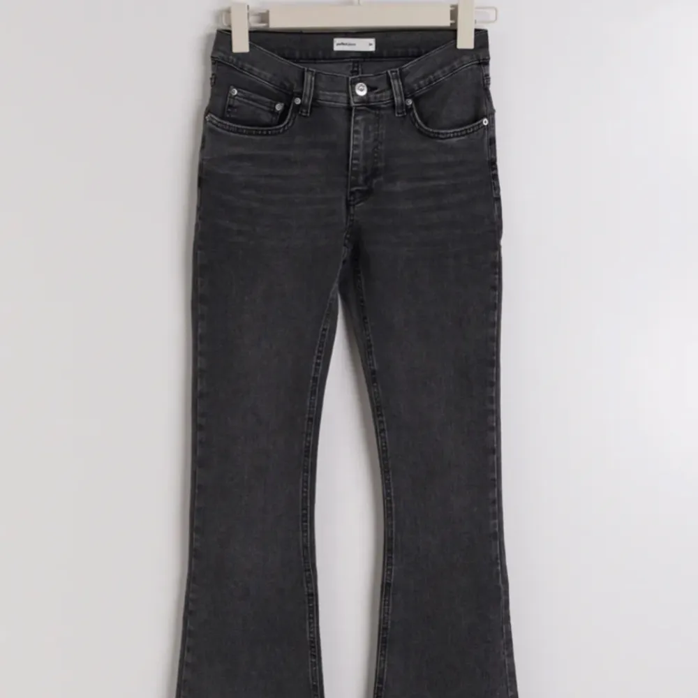 Jag säljer nu mina gråaktiga jeans från Gina Tricot. De är använda endast ett par gånger och har inga tydliga slitningar, som ny 💕 skriv vid intresse eller fler frågor. . Jeans & Byxor.