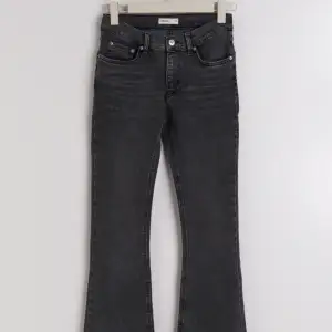 Jag säljer nu mina gråaktiga jeans från Gina Tricot. De är använda endast ett par gånger och har inga tydliga slitningar, som ny 💕 skriv vid intresse eller fler frågor. 