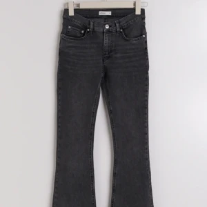 Low waisted jeans  - Jag säljer nu mina gråaktiga jeans från Gina Tricot. De är använda endast ett par gånger och har inga tydliga slitningar, som ny 💕 skriv vid intresse eller fler frågor. 