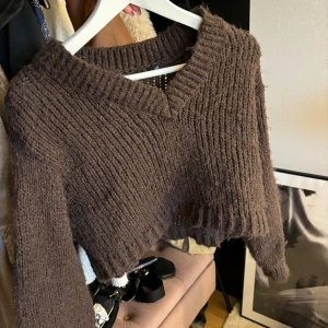 Croppad Stickadtröja  - Säljer denna supersöta tröja då den inte används. Köparen står för frakt 💋