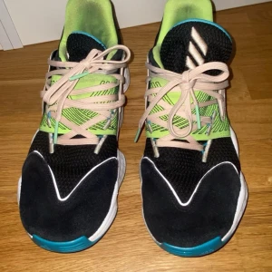 Harden vol 4 - Säljer mina gamla skor som inte var så använda.  Pris: 150 men kan diskuteras Storlek: 42