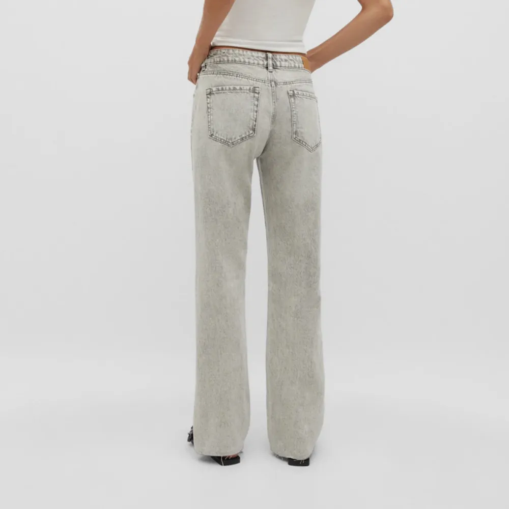 Gråa populära straight lowwaist jeans ifrån Strandivarius.  Aldrig använda då jag råka beställa hem två stycken. 💞. Jeans & Byxor.