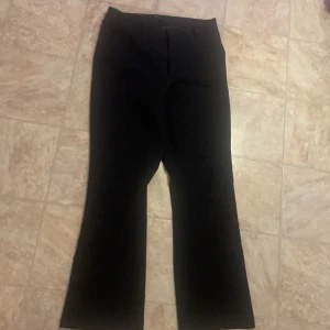 Bikbok kostymbyxor - De klassiska populära kostymbyxorna från bikbok i storlek 42 i nyskick, dem kommer inte tills användning längre och säljs därmed för 220 kr