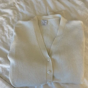 Kofta - Jättesöt kofta som är lite kortare men passar perfekt till ett linne. Säljs för att den är lite för kort i armarna för mig❤️