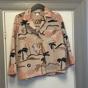 Skjorta/kavaj från Monki  - Rosa toner med mönster. Bra skick. Använd som kavaj, men kanske är en skjorta?! :)