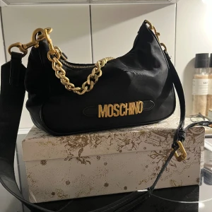 Moschino Nylon Bag  - Äkta! Köpt för 5000kr.  Rymlig med plats och to go väska för allt!  Använd men väl omhändertagen 🫶🏼❤️ Serie nummer finns och loga 🫶🏼