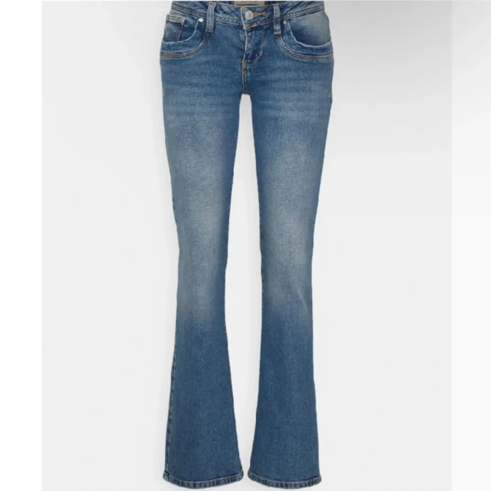 super fina ltb jeans”valerie”. säljer då dom är för stora på mig. skriv till mig innan du trycker köp nu 💕🙏. Jeans & Byxor.