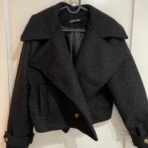 Kort kappa - Croppad svart kappa i superfint skick! Använd en eller två gånger☺️