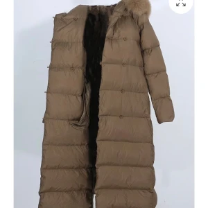 Äkta päls dunjacka - Storlek M men passar för alla mellan S-L. Nypris 3799kr, säljs för 1500 kr. 