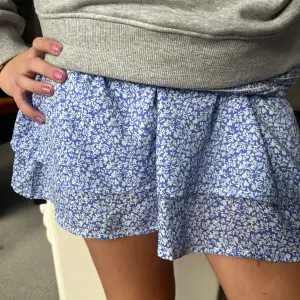 Snygg sommar kjol från shein!! 💕💕 storlek 11-12 men passar xs -s! Mycket bra skick 😇😇