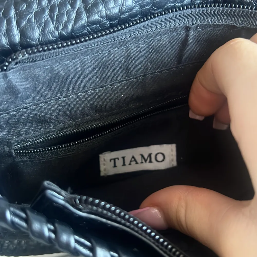 Säljer min Tiamo väska, den är ny skick knappast använt den. Säljer för att den inte används längre. Köpt för 500 kr pris kan diskuteras.. Väskor.