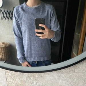 Stickad tröja - Tjena säljer denna snygga stickade tröjan från kappahl. I färgen blå blandat me lite vit. Stl M och i nyskick. Minsta fundering är det bara att höra av sig🙌