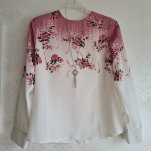 Blommig Blus  - Superfin blus med tillhörande halsband. Helt ny med prislapp 