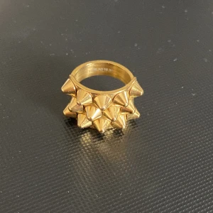 edblad ring  - ring med nitar från edblad i storlek s (16,8) säljer då den inte kommer till användning. inga defekter  