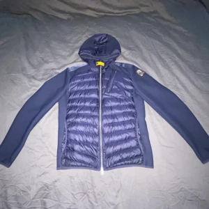 Parajumper jacka  - Blå parajumper jacka i mycket bra skick Storlek M Möts i Stockholm men kan även frakta.