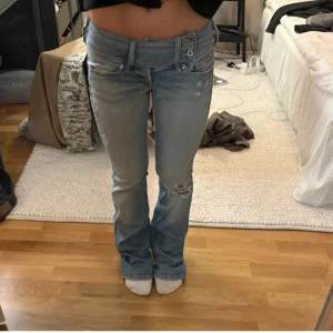 Blå diesel jeans - Förra ägarens bilder:) supersnygga diesel jeans som tyvärr inte passade så kan därför inte visa hur de sitter på💕midjemått rakt över ca 37 cm och innerbenslängd ca 76:) lite slitna vid skrevet med ett hål men det kan jag lösa om någon är intresserad💕
