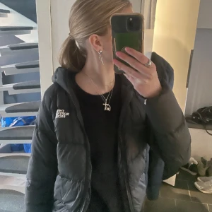 Tnf jacka  - Tnf jacka som är använd endast en vinter!! Passar till allt och väldigt snygg. Säljer pga att den inte kommer till användning längre. Nypris: 2799kr