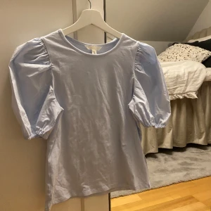 Topp - Jätte gullig topp med ballong/volang ärm💕