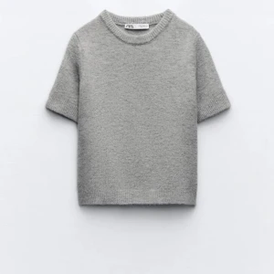 Sticakd t shirt  - Stickad t shirt från zara i storlek M, aldrig använd men testad på, skriv till mig så kan jag sätta på köp nu och just nu är det gratis frakt också!💕